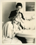Mary Pickford and her hairdresser - 1919