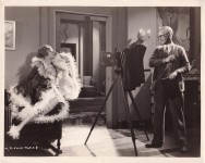 rb498 - Mary being photographed by Knute Rahmn, Kiki 1931