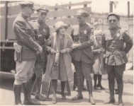 rb536 - Mary with four police officers, My Best Girl 1917