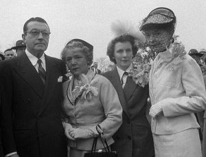 Mary along with Lillian Gish, Richard Barthelmess and Griffith’s ex-wife, Evelyn Baldwin, at Griffith’s gravesite in Crestwood, Kentucky, 1950.