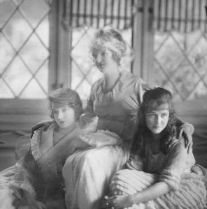 Lillian and Dorothy Gish with mother, Mary